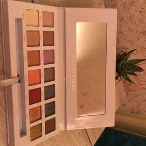 Carli bybel palette.
